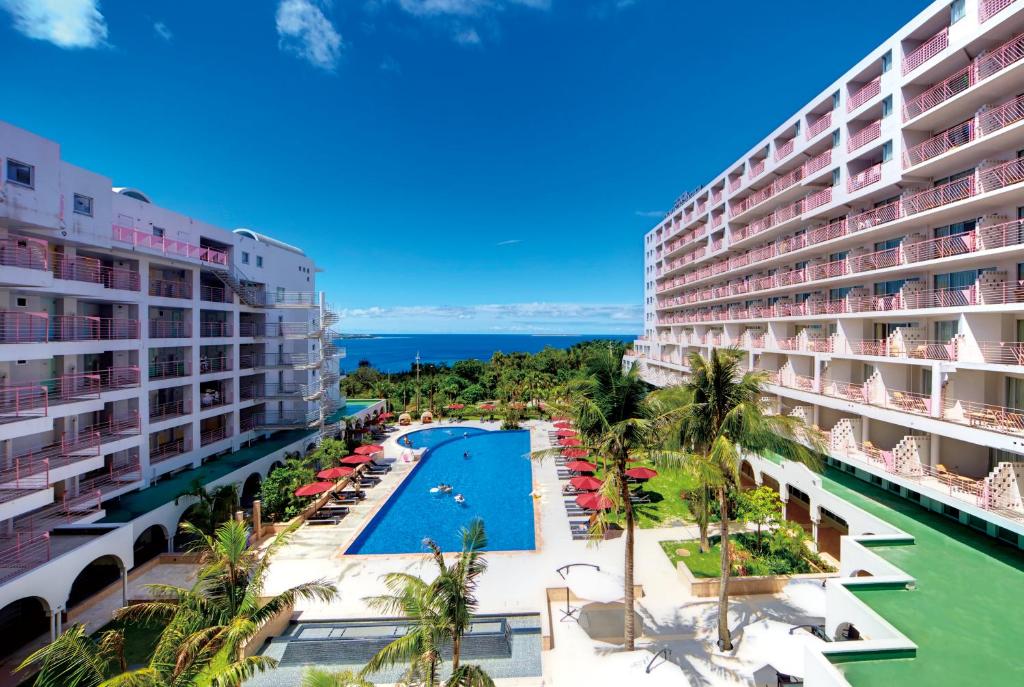 本部冲绳马海纳健康度假酒店的享有酒店和游泳池的空中景致