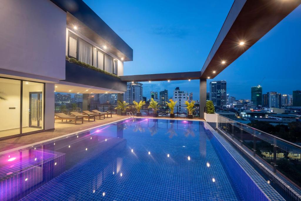 金边Residence 105 Hotel and Apartment的一座城市天际线建筑屋顶上的游泳池
