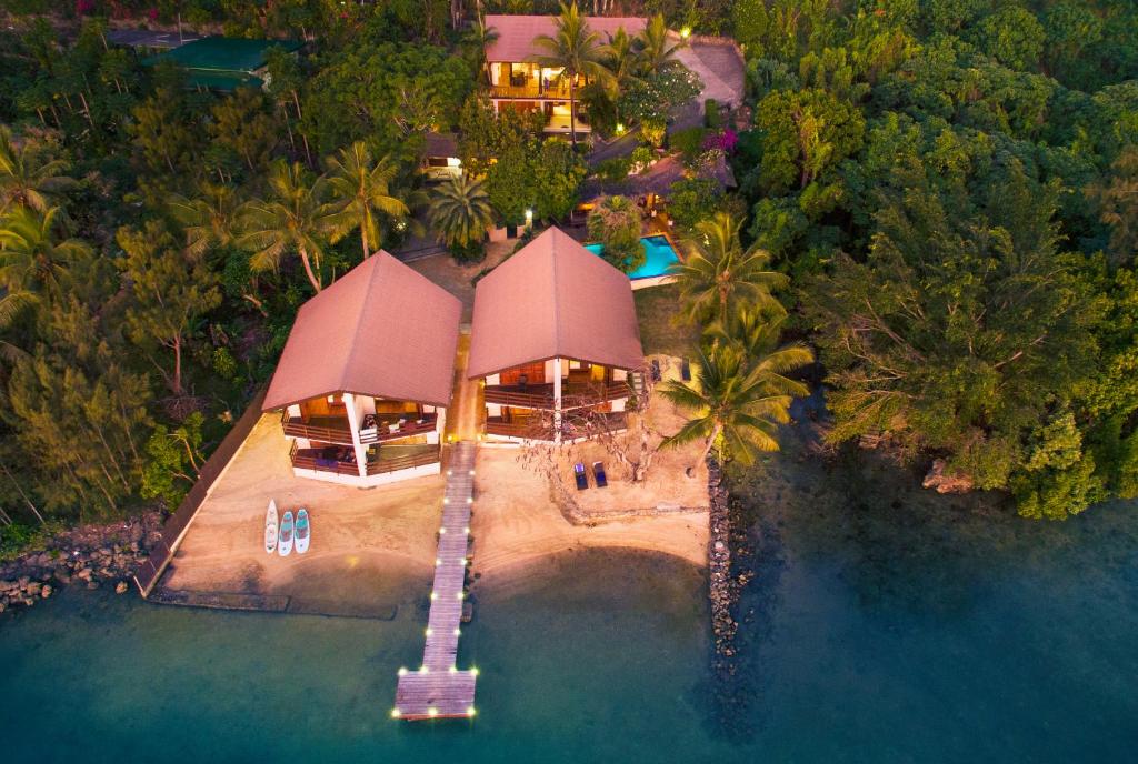 维拉港法图马鲁小屋酒店的水中岛上房屋的空中景观