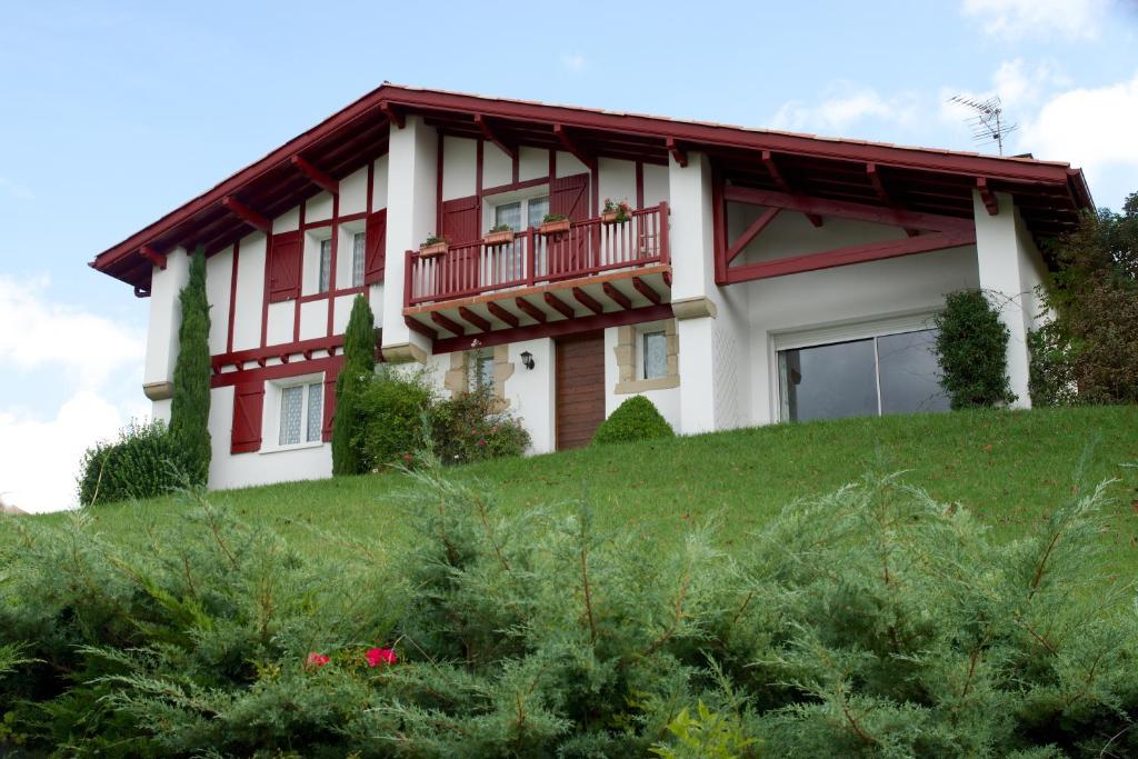 圣让皮耶德波尔加里科伊兹住宿加早餐酒店的草山顶上的房子