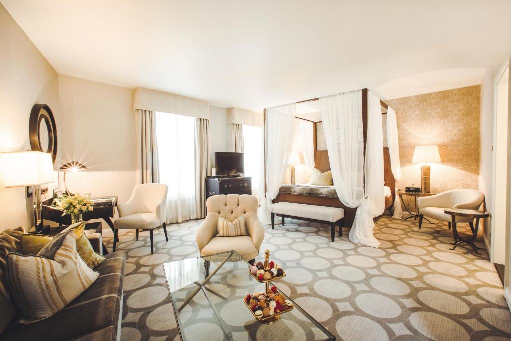 里加嘉逸豪庭酒店 - 立鼎世酒店集团的带沙发的客厅和带沙发床的房间