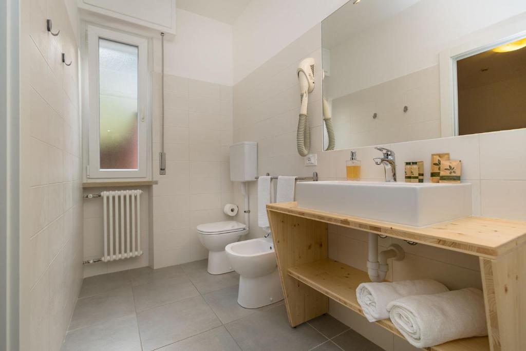 马尔切西内卡门维拉酒店的白色的浴室设有水槽和卫生间。