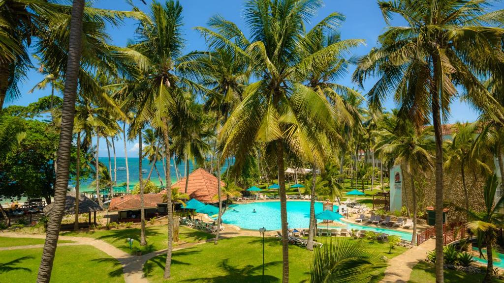 蒙巴萨萨罗瓦白沙海滩度假Spa酒店的棕榈树度假村泳池的空中景致
