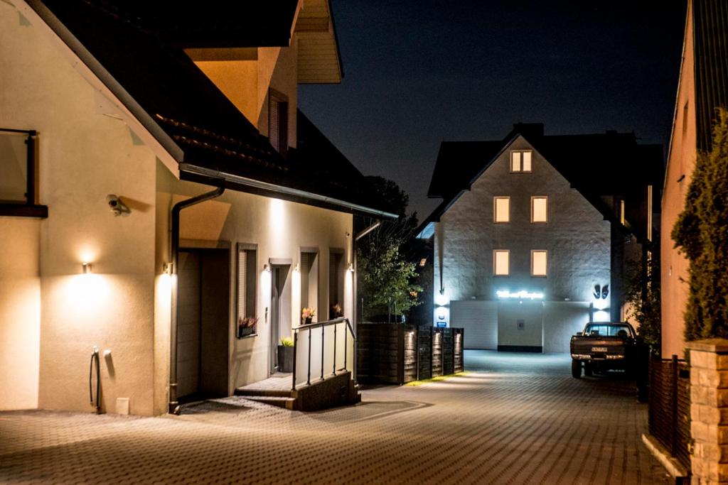 新塔尔格都拿查姆河畔别墅旅馆的一条有两栋建筑的小巷,晚上有灯光