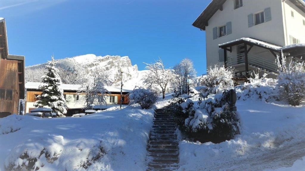 西克斯特萨瓦尼村庄假日酒店的前面的楼梯上积雪的房子