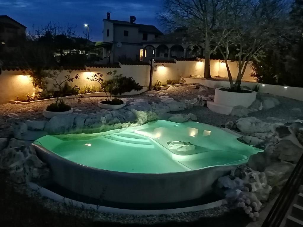 罗波里卡Terra Rossa的晚上在院子里设有热水浴池