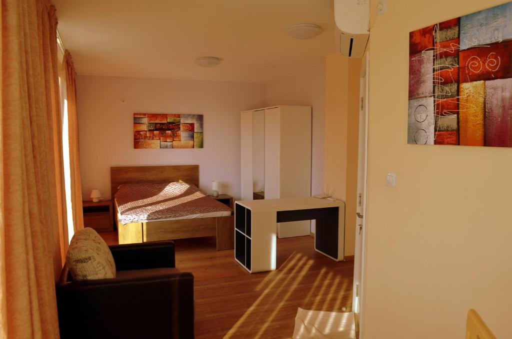 普罗夫迪夫22/7中心公寓的小房间设有一张床和一张书桌