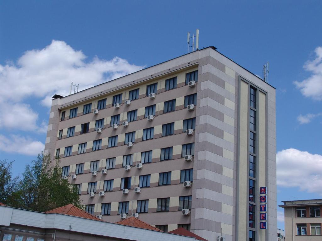 旧扎戈拉哲乐斯尼克酒店的蓝色天空前方的高楼酒店