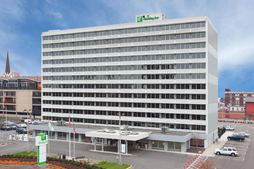 哥伦布Holiday Inn Columbus Dwtn-Capitol Square, an IHG Hotel的上面有绿色标志的大型白色建筑