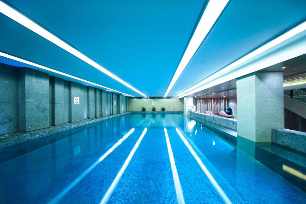 成都成都东方广场假日酒店的大楼内的一个蓝色海水游泳池