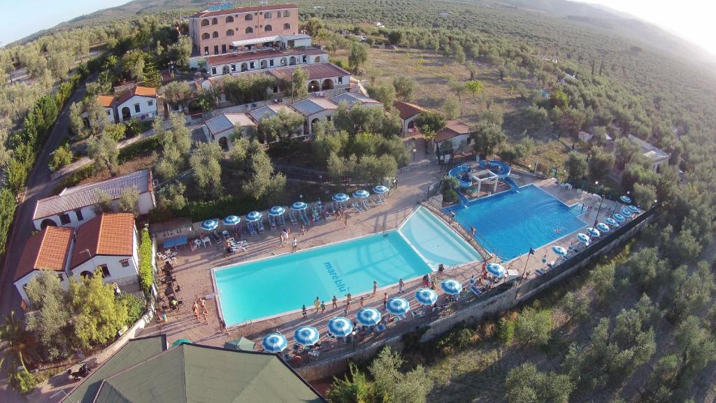 维耶斯泰维拉吉奥马雷卢布公寓式酒店的享有带游泳池的度假村的空中景致