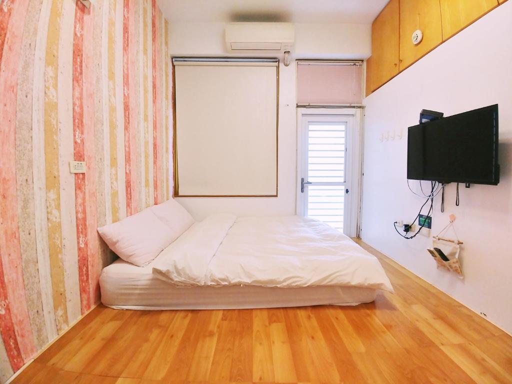 归仁台南红瓦厝的一间小卧室,配有床和窗户