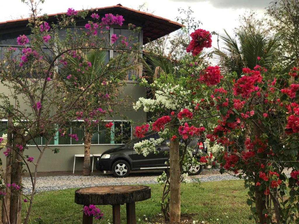 巴西利亚Hostel A Cozinha de Cora的鲜花屋前的汽车