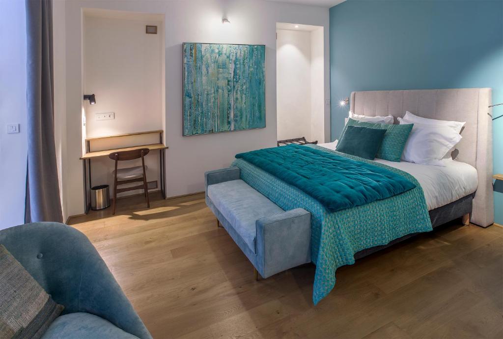 昂古莱姆Eco-Lodge City - Appart'Hôtel - VILLA CÔTÉ PLATEAU - Hyper Centre - 3 Étoiles Certifiées-的一间卧室配有一张带绿毯的床