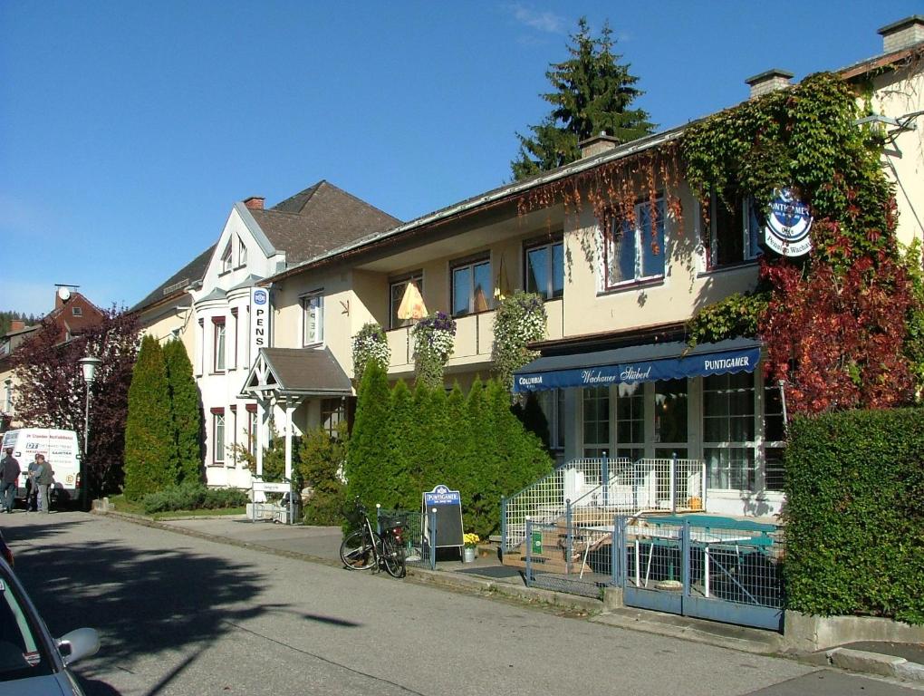克拉根福瓦豪旅馆的常春藤生长在房子的一侧