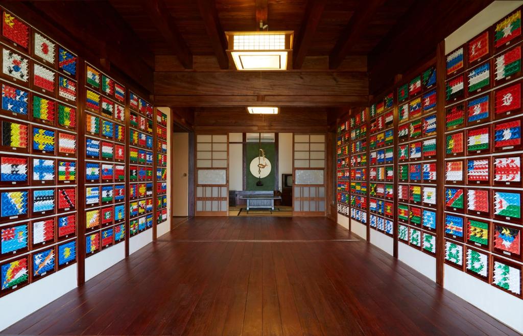 壹岐市Guesthouse Wasabi的一间设有彩色玻璃窗的房间