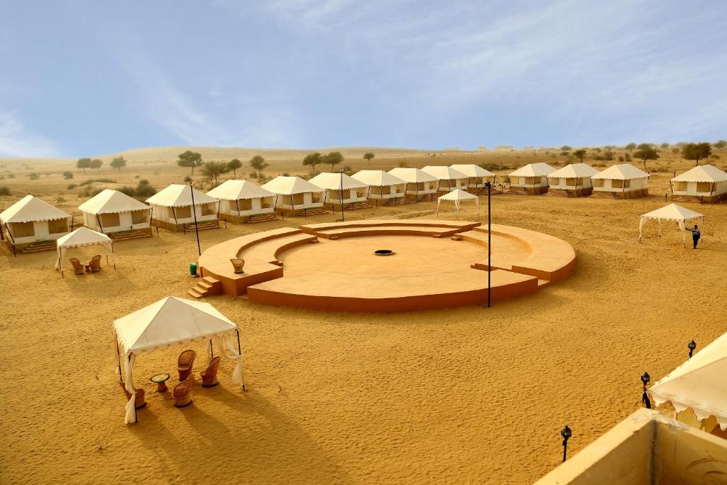 斋沙默尔Exotic Luxury Camps的沙漠中一群帐篷