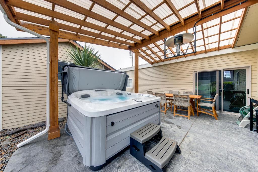 林肯市Wecoma Beach Retreat的房屋庭院的热水浴池