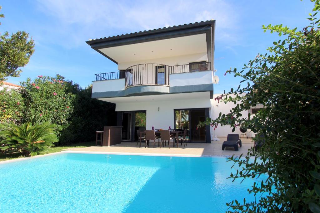 艾姆布里亚布拉瓦LEON INMO Villa Olivia - 10039的别墅前设有游泳池