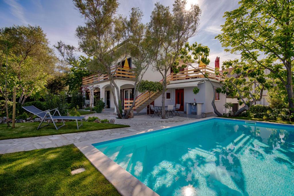 克尔克Villa Neroli的庭院中带游泳池的房子