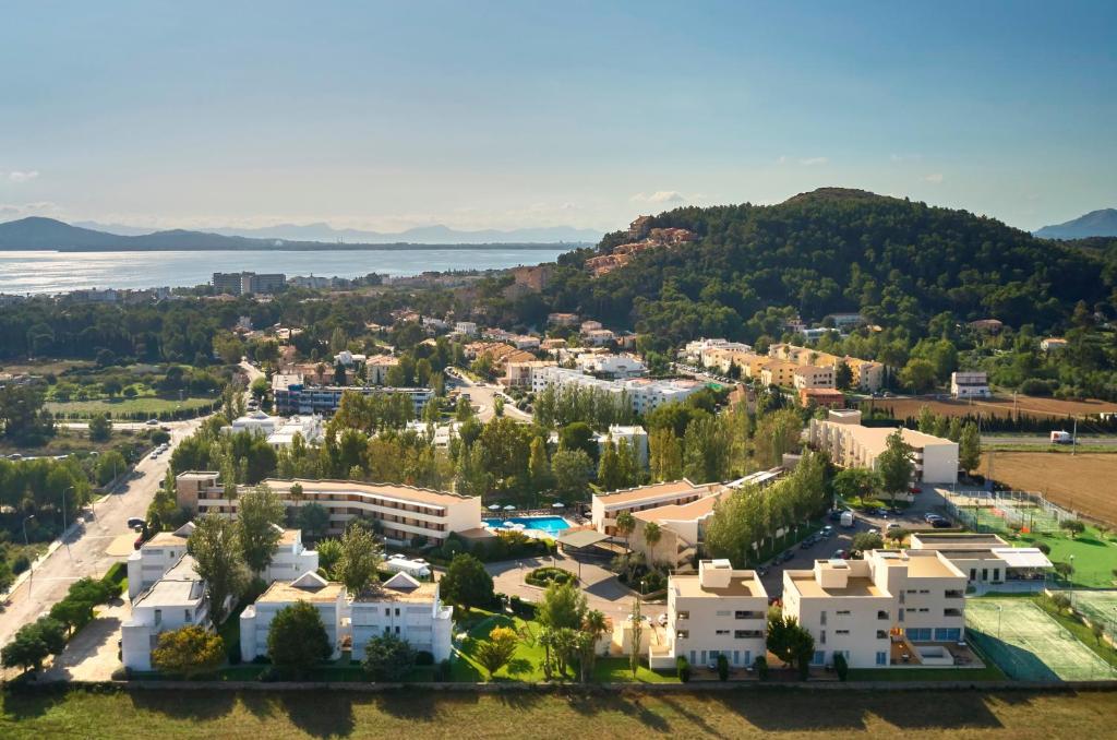 波连萨港杜瓦和Spa公寓式酒店的享有湖泊和建筑的城市空中景致