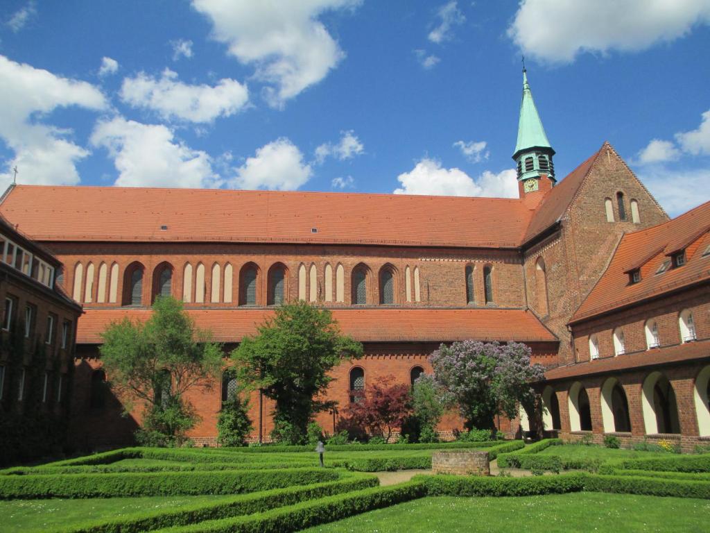 莱宁Zentrum Kloster Lehnin的一座大型砖砌建筑,顶部设有钟楼