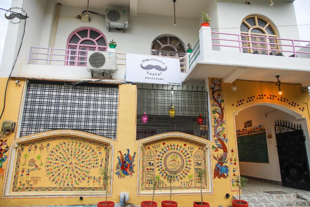 克久拉霍Moustache Khajuraho的一面有壁画的建筑