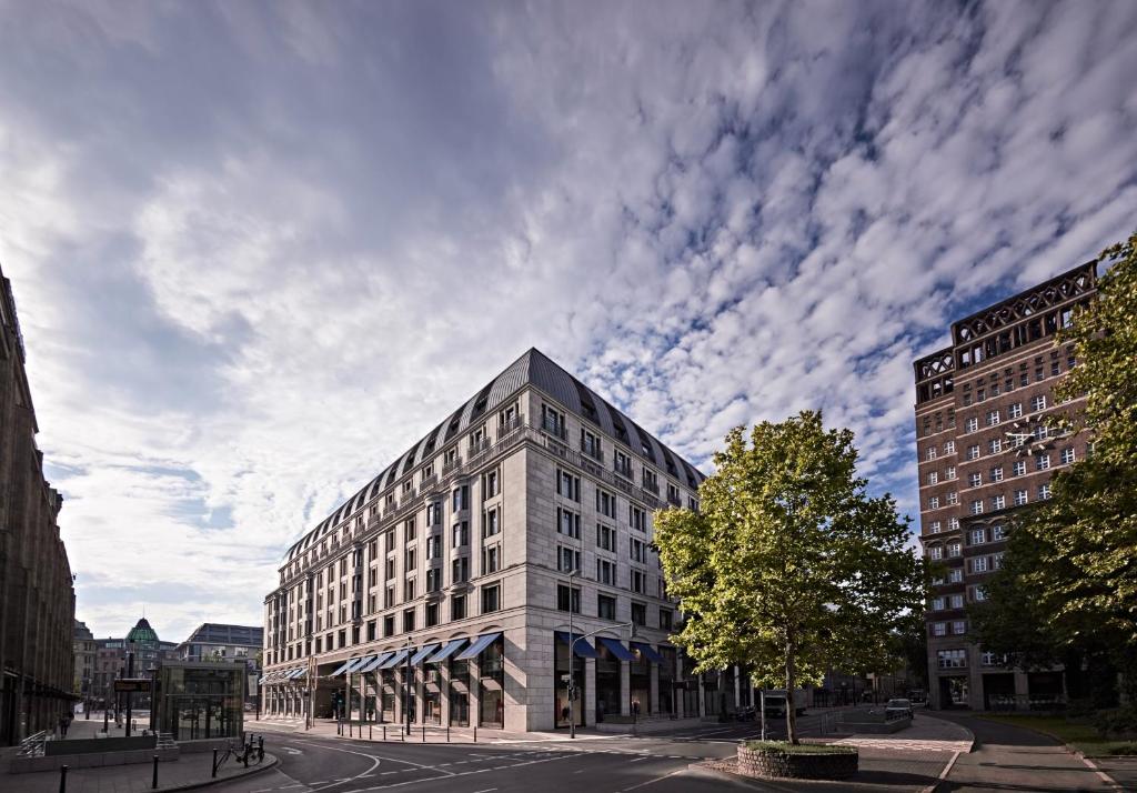 杜塞尔多夫Breidenbacher Hof, Best Grandhotel 2024 - Die 101 Besten的云天的城市街道上的建筑