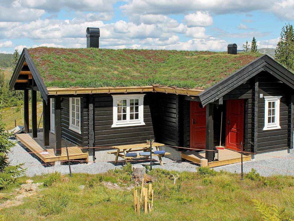 Svingvoll6 person holiday home in Svingvoll的一个带草屋顶的小小木屋