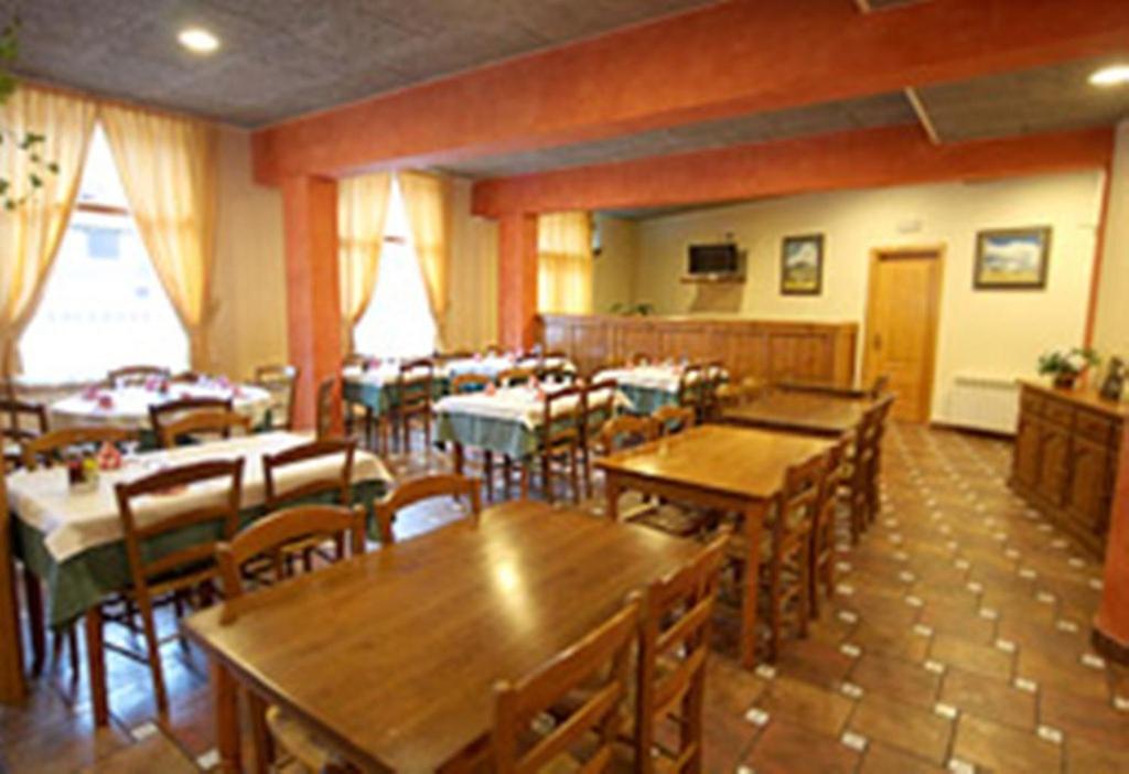 塞特卡萨斯法莱拉旅馆的用餐室配有木桌和椅子