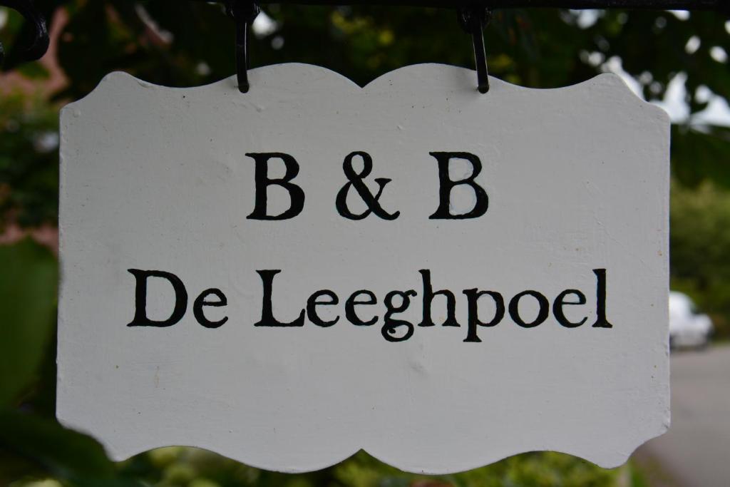 RumptB&B De Leeghpoel的挂在树上的 ⁇ 记