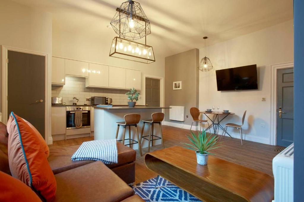 利兹马特禅克莱尔蒙特公寓 的客厅以及带沙发和桌子的厨房。