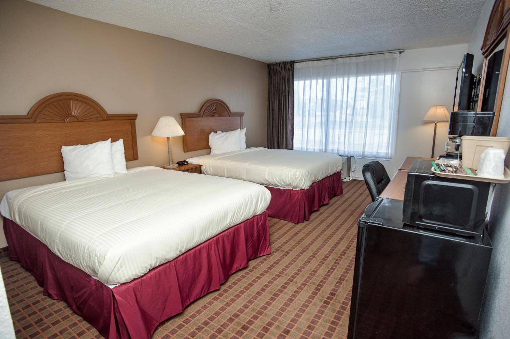 格林维尔快捷套房酒店的酒店客房设有两张床和电视。