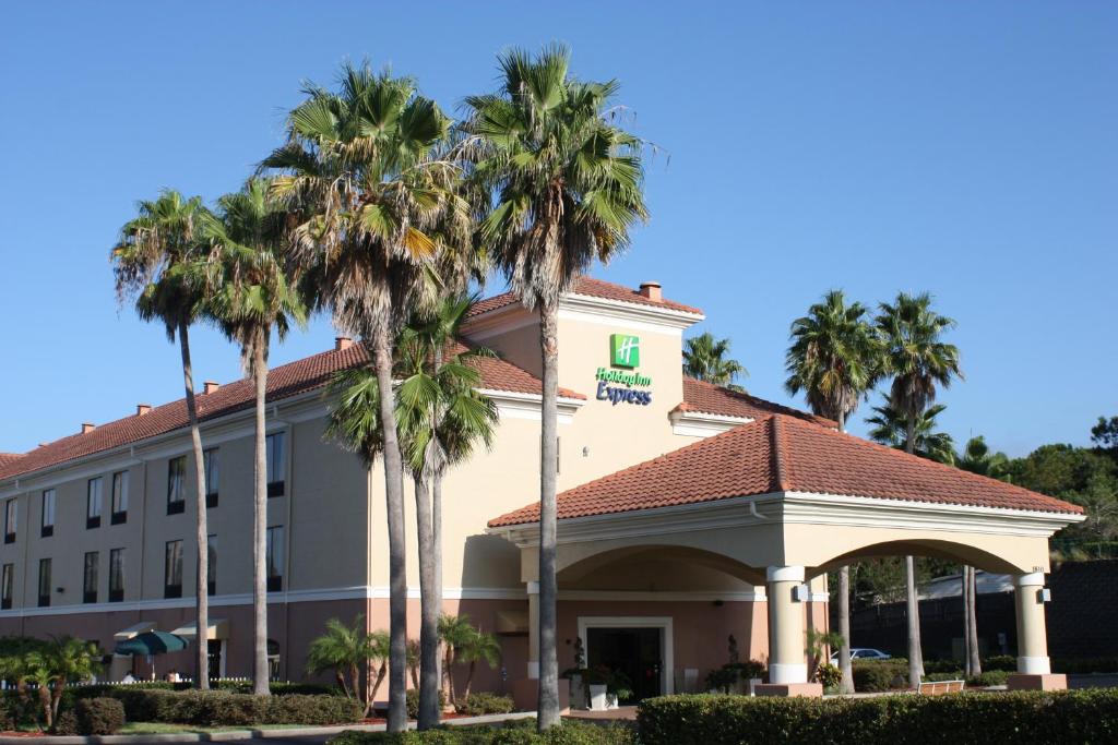 克莱蒙智选假日酒店 - 克莱蒙特的前面有棕榈树的酒店
