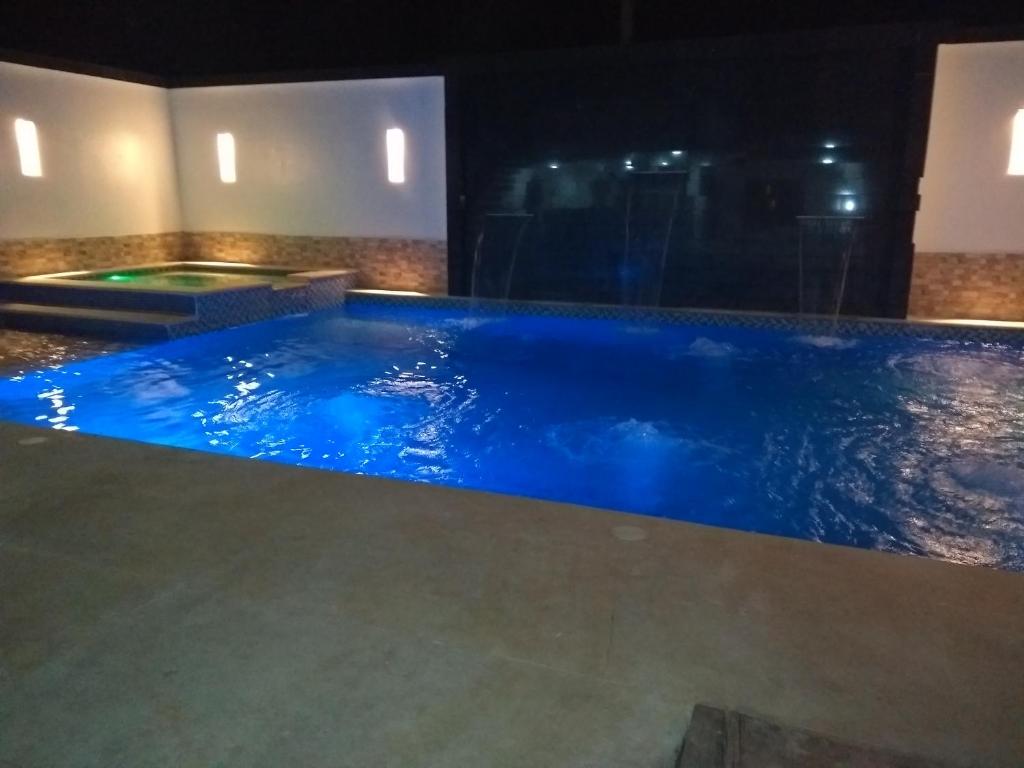莱蒂西亚Hospedaje casa Lucía的室内的蓝色海水游泳池