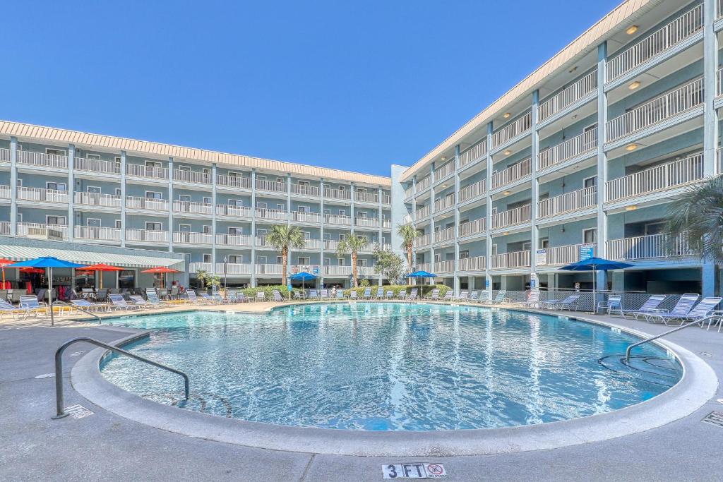 希尔顿黑德岛Hilton Head Resort的酒店前方的大型游泳池