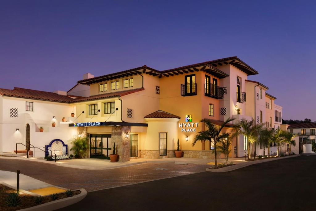 圣巴巴拉Hyatt Place Santa Barbara的酒店外观的 ⁇ 染