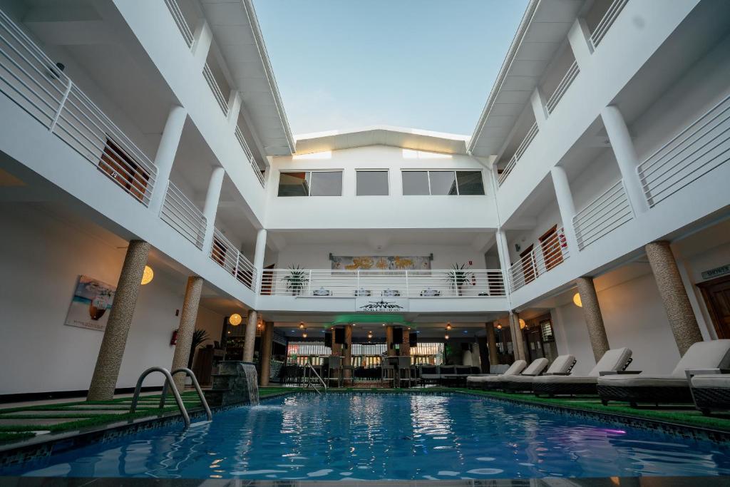 PiarcoRunway Hotel的酒店大堂的游泳池