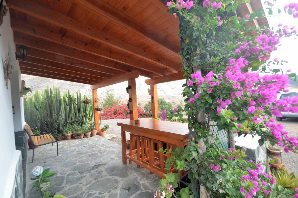 VallebrónCasa Caballería的庭院里木凳,开满了粉红色的花