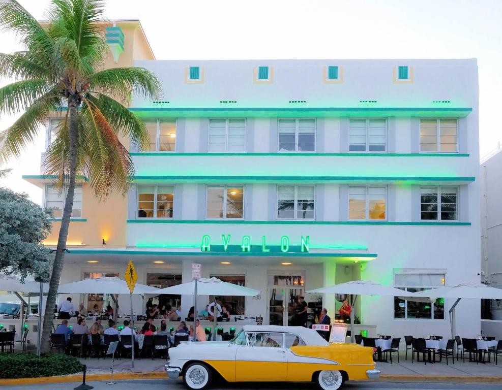 迈阿密海滩阿瓦隆酒店的停在酒店前的旧车
