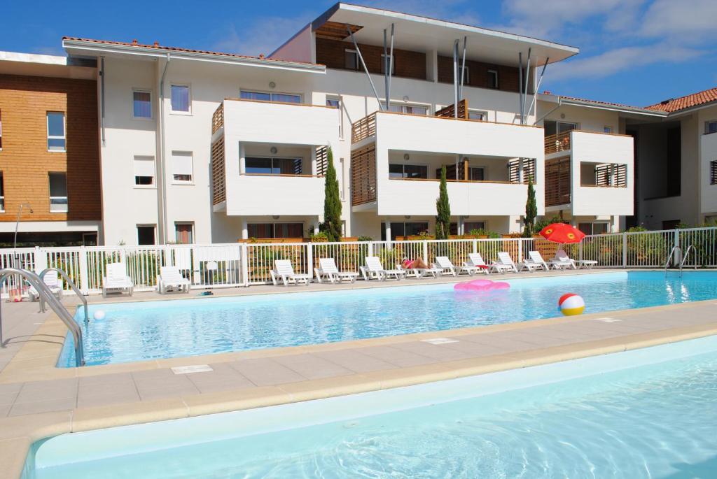 莫列马阿尼米亚特拉斯海洋公寓酒店 的公寓大楼前的游泳池
