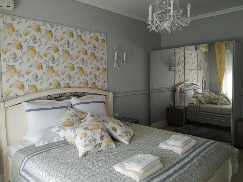 旧扎戈拉My Home的一间卧室配有带枕头和镜子的床