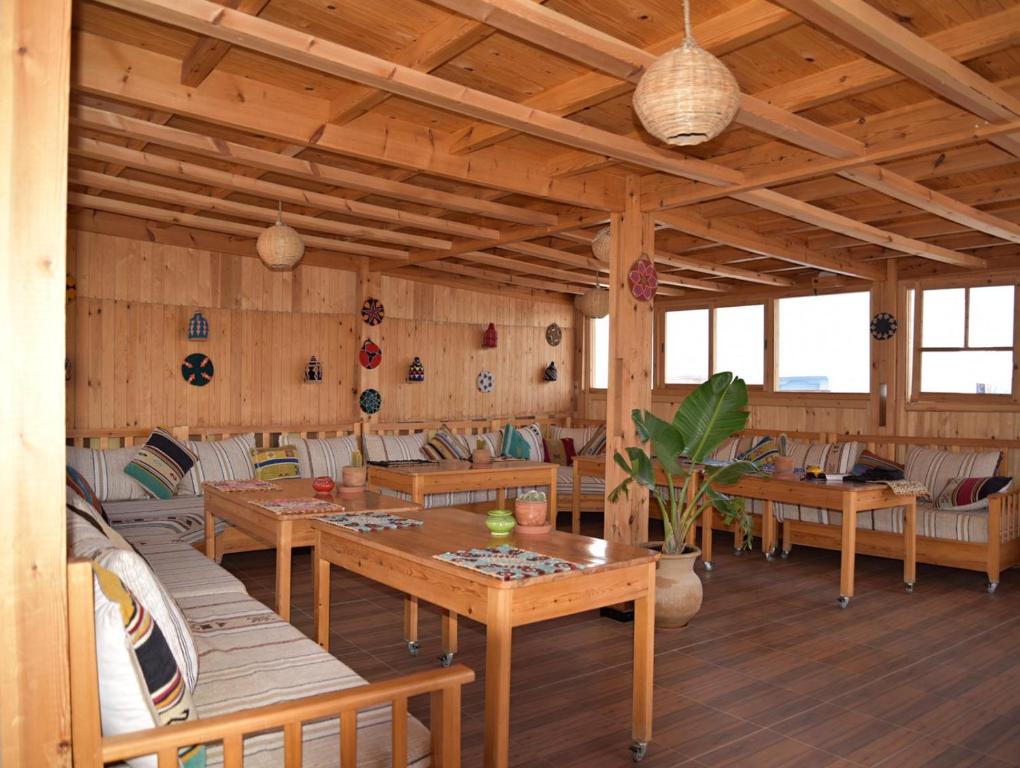 塔哈佐特Dar Surf的一间带木桌和沙发的用餐室