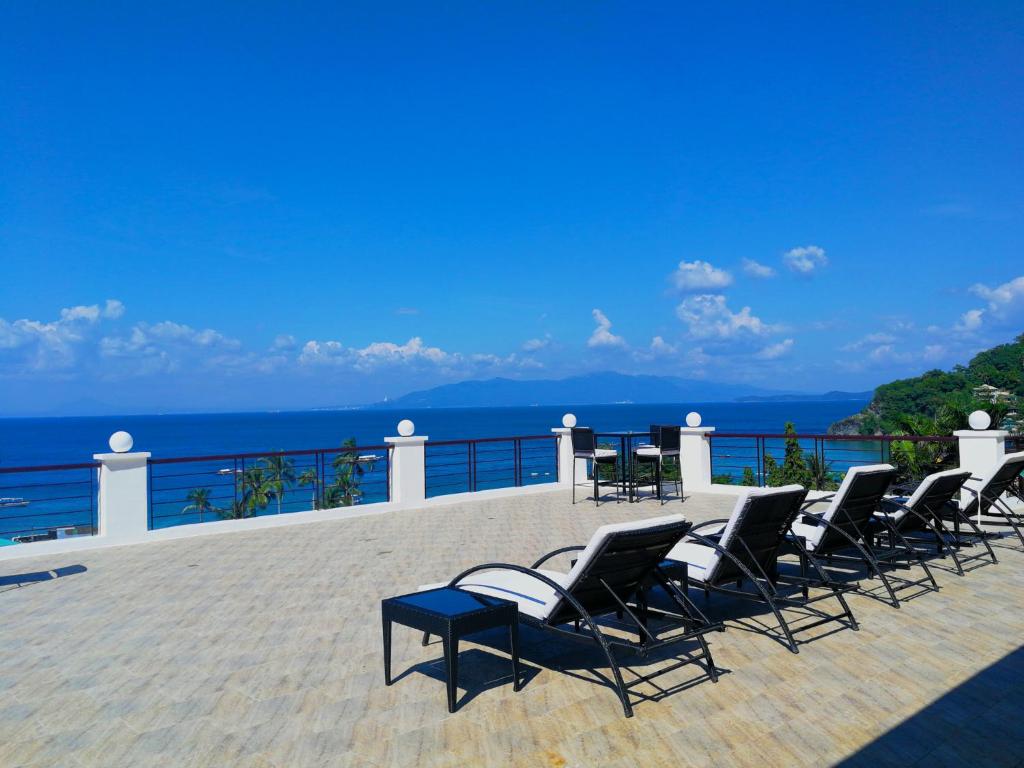 波尔多·格尼拉马娜拉海景度假酒店的一组椅子坐在俯瞰大海的庭院