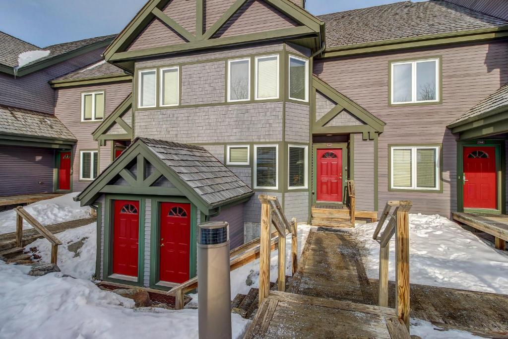 Jay吉艾度假屋的雪中带红色门的房子