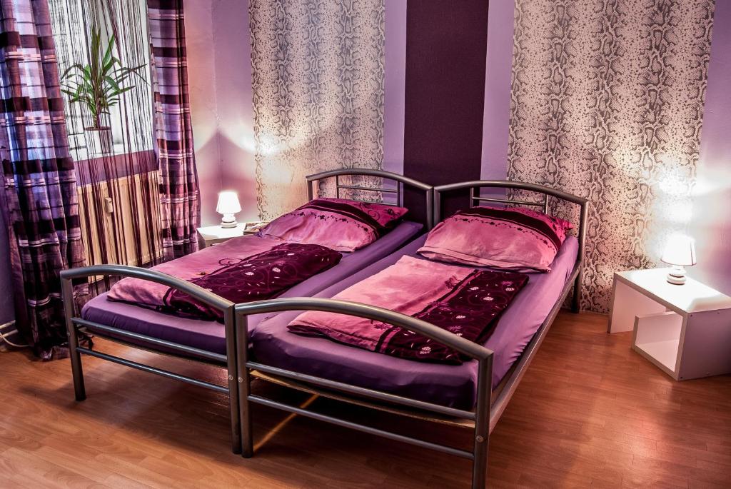 汉堡宝丽布德酒店的一间卧室配有两张带粉红色床单的床