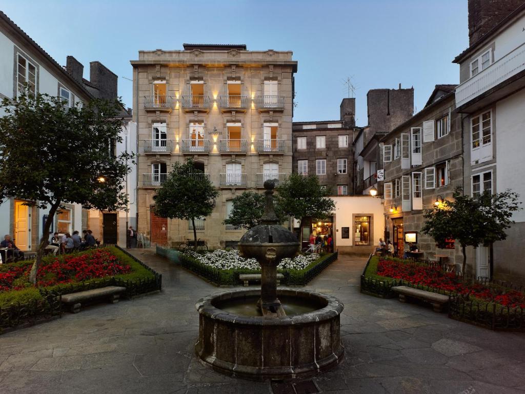 圣地亚哥－德孔波斯特拉蒙特斯酒店的建筑前带喷泉的庭院