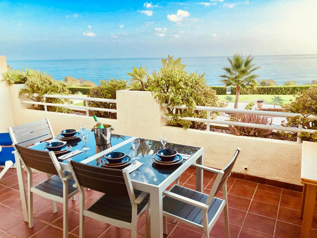 米哈斯科斯塔lovely sea views apartment on La Costa del Sol的海景露台配有桌椅