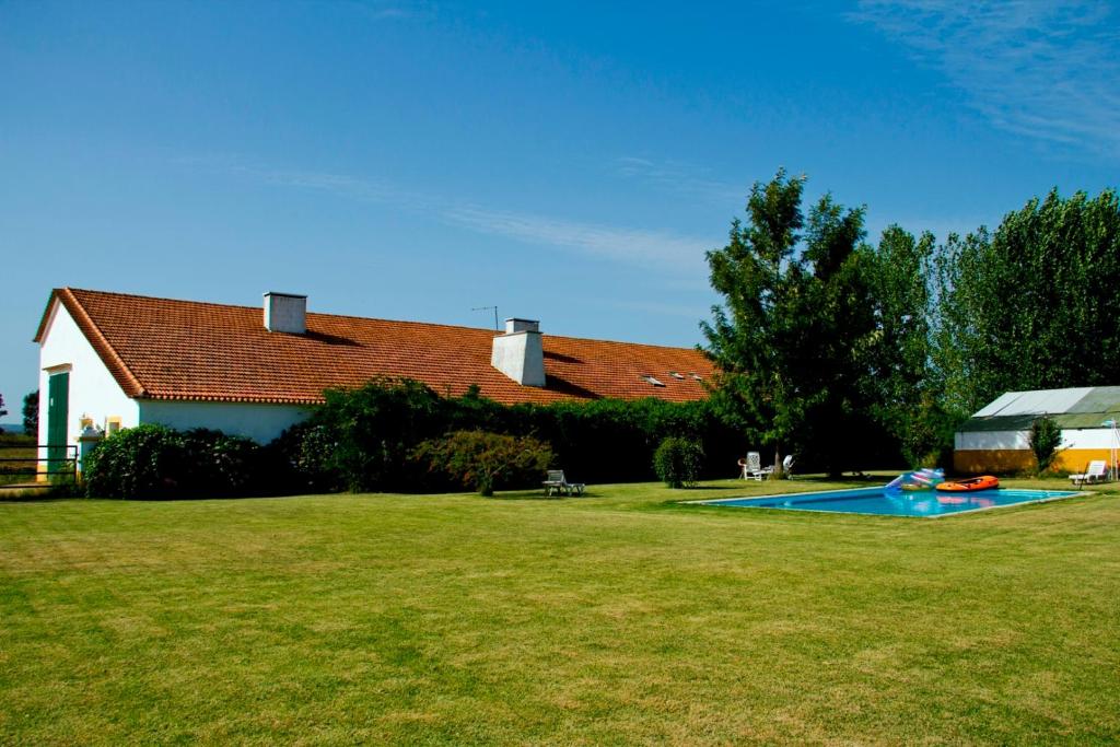 BenficaRibatejo Villa的房屋前带游泳池的院子