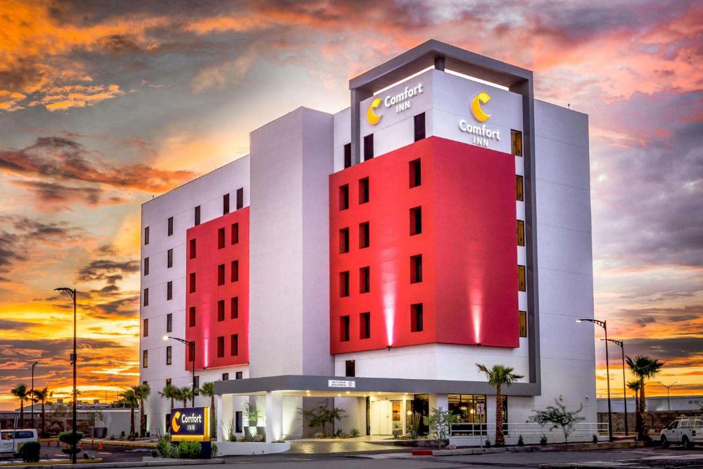 埃莫西约Comfort Inn Hermosillo Aeropuerto的红色建筑的 ⁇ 染
